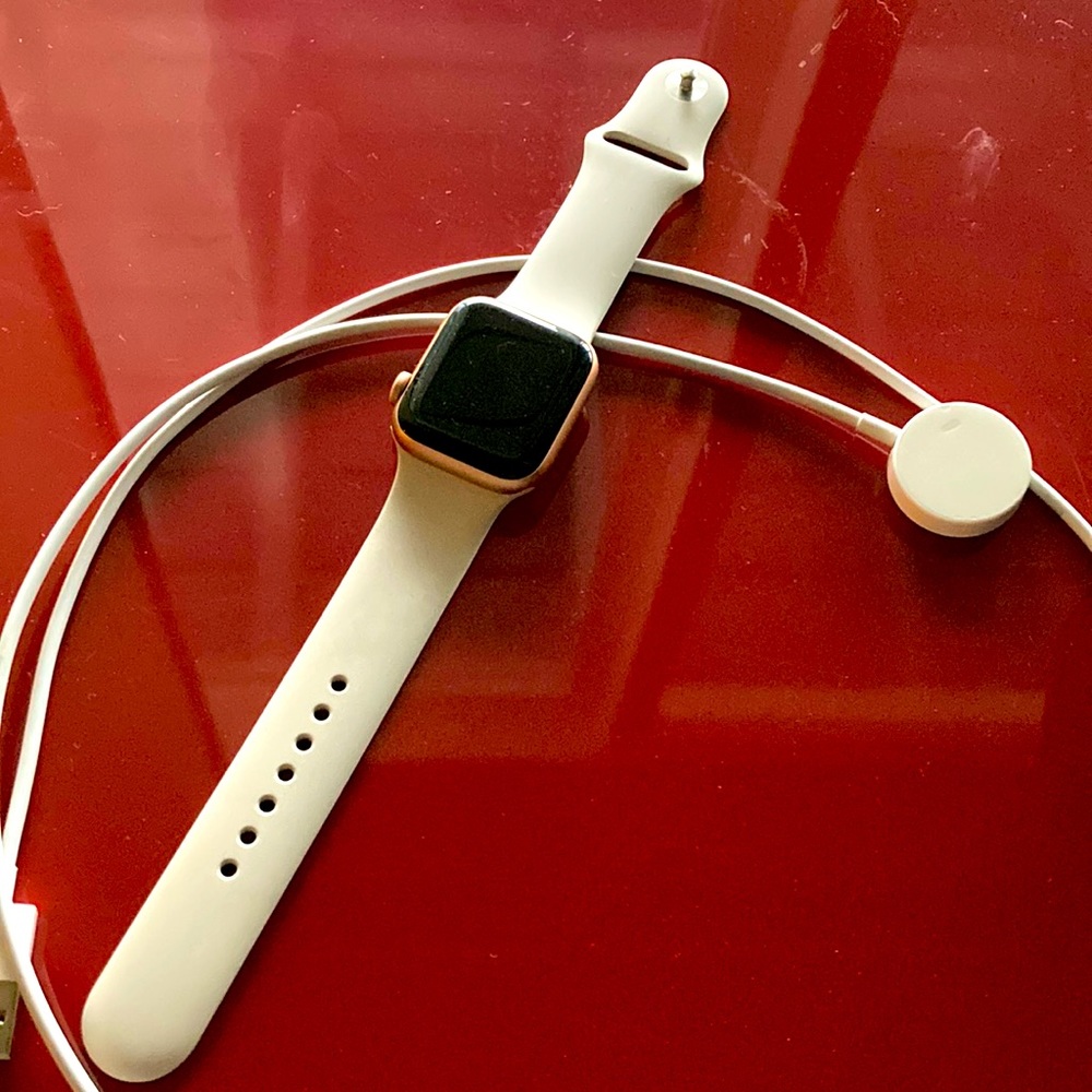 Apple Watch SE with charger. (T-Mobile/ Rose Gold Color)